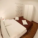 卡拉公寓 *